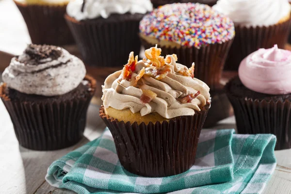 Diverse fancy gourmet cupcakes med frosting — Stockfoto