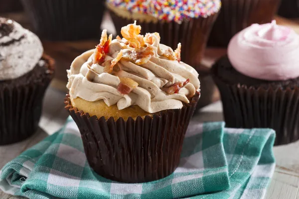 Geassorteerde fancy gastronomische cupcakes met glimmertjes — Stockfoto