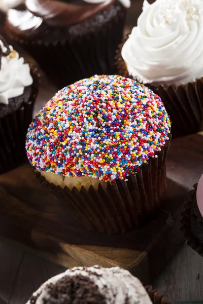 Cupcake gourmet di fantasia assortiti con glassa — Foto Stock