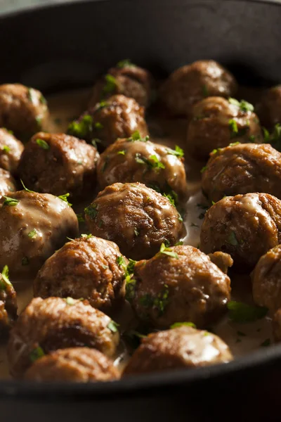 Hemlagade svenska köttbullar med gräddsås — Stockfoto