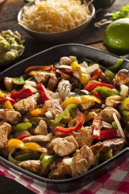 ev yapımı tavuk salata sebze ile