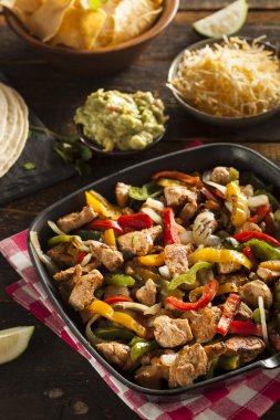 ev yapımı tavuk salata sebze ile