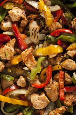 ev yapımı tavuk salata sebze ile