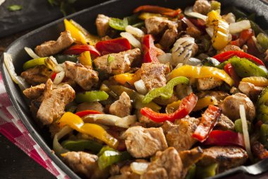 ev yapımı tavuk salata sebze ile