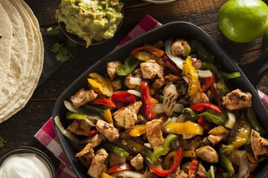 ev yapımı tavuk salata sebze ile