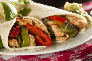 ev yapımı tavuk salata sebze ile