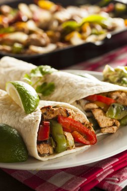 ev yapımı tavuk salata sebze ile