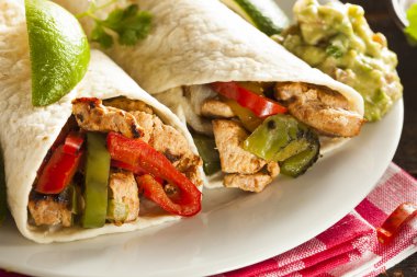 ev yapımı tavuk salata sebze ile