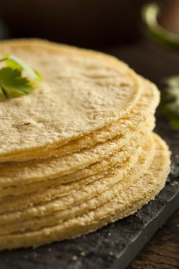 ev yapımı Mısır ekmeği yığını