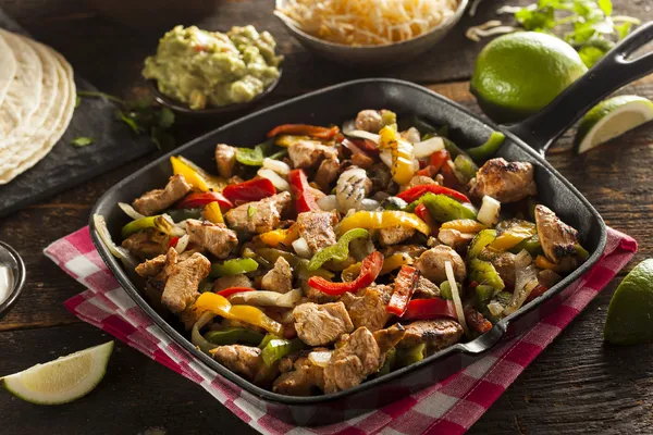 Domowe kurczak fajitas z warzywami — Zdjęcie stockowe