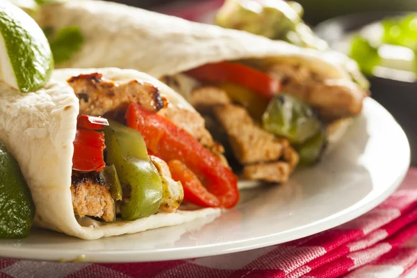 Fajitas de pollo caseras con verduras — Foto de Stock