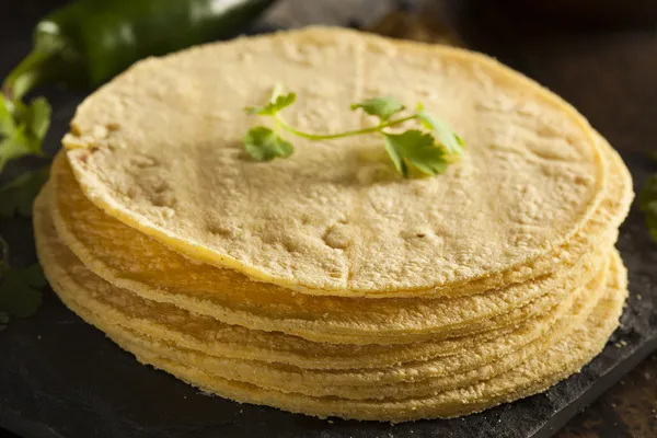 Stapel hausgemachter Mais-Tortillas — Stockfoto