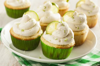 ev yapımı margarita kek frosting ile