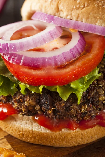 Hausgemachter gesunder vegetarischer Quinoa Burger — Stockfoto