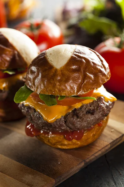 Deslizadores caseros de la hamburguesa de queso con la lechuga —  Fotos de Stock