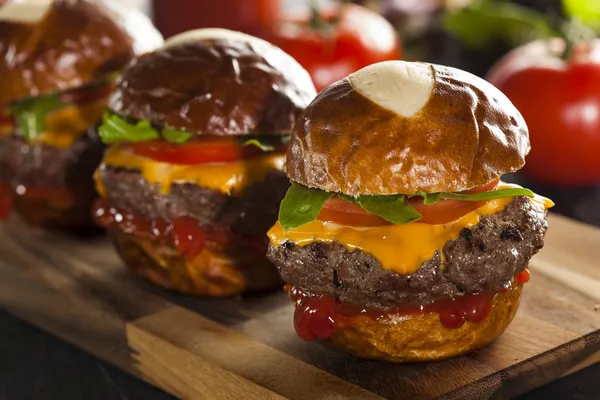 Sliders de Cheeseburger caseiro com alface — Fotografia de Stock