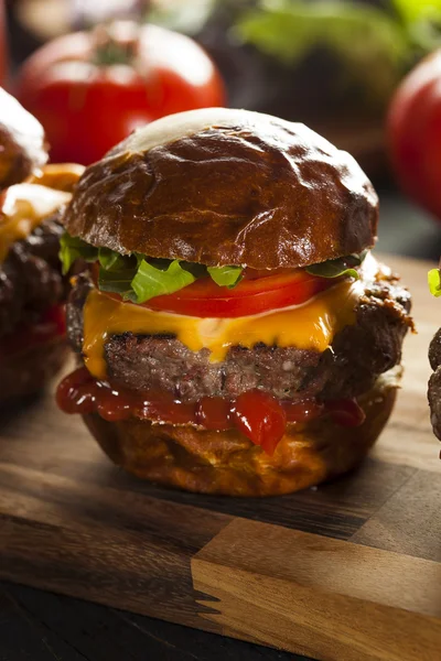 Deslizadores caseros de la hamburguesa de queso con la lechuga —  Fotos de Stock