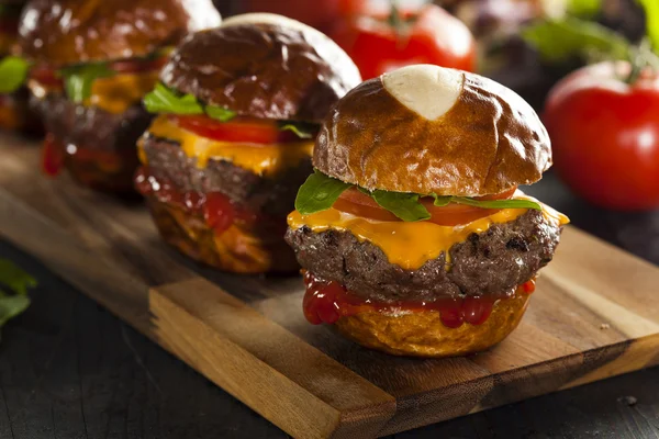 Deslizadores caseros de la hamburguesa de queso con la lechuga — Foto de Stock