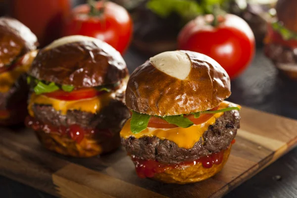 Sliders de Cheeseburger caseiro com alface — Fotografia de Stock