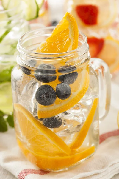 Здоровая вода с фруктами — стоковое фото