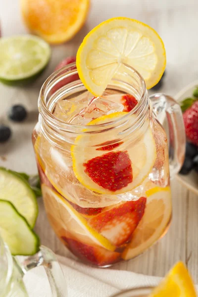 Água de Spa saudável com frutas — Fotografia de Stock