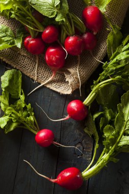 Organik çiğ kırmızı turp