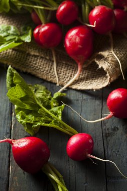 Organik çiğ kırmızı turp