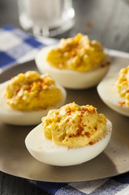 meze olarak sağlıklı baharatlı ve acılı yumurta