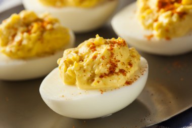 meze olarak sağlıklı baharatlı ve acılı yumurta