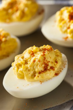 meze olarak sağlıklı baharatlı ve acılı yumurta