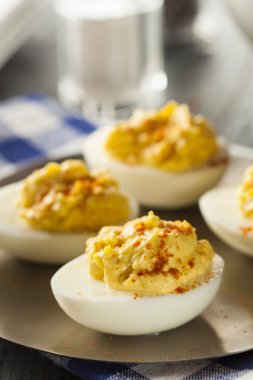 meze olarak sağlıklı baharatlı ve acılı yumurta