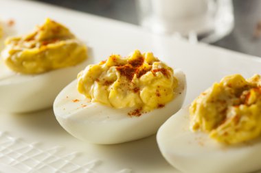 meze olarak sağlıklı baharatlı ve acılı yumurta