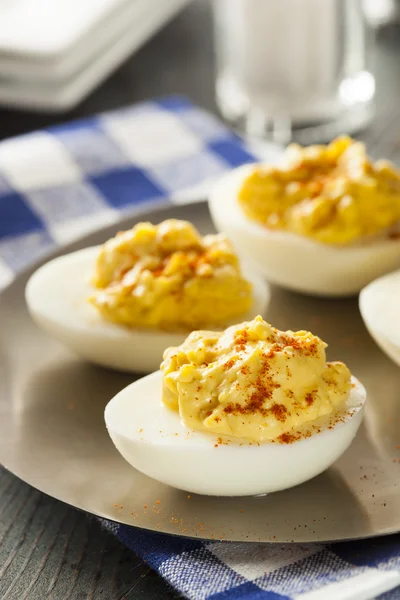 Здоровые испорченные яйца в качестве закуски — стоковое фото