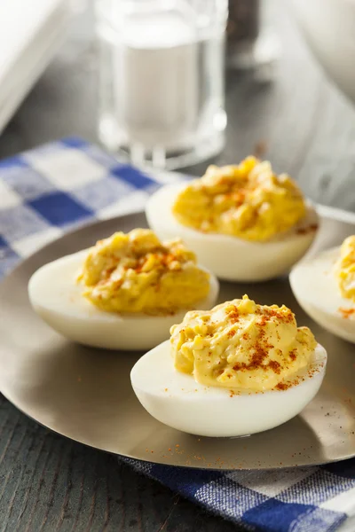 Здоровые испорченные яйца в качестве закуски — стоковое фото