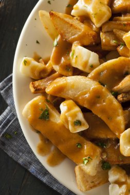 sağlıksız lezzetli poutine patates kızartması ile