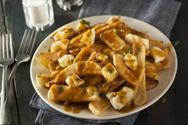 sağlıksız lezzetli poutine patates kızartması ile