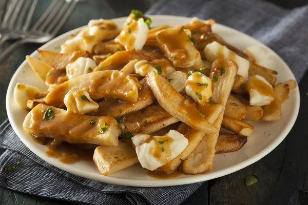 Нездоровий смачний poutine з французьким картоплею — стокове фото