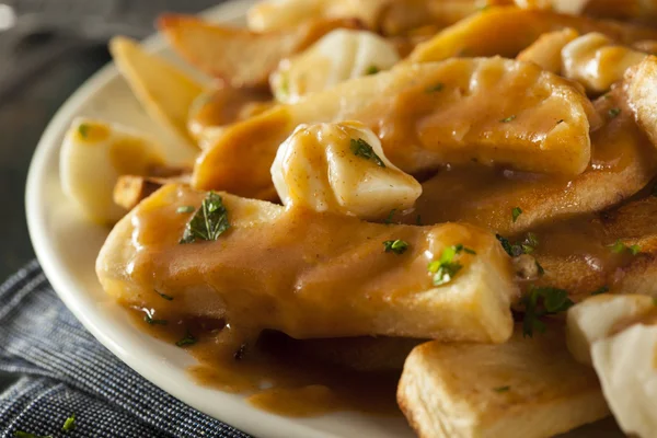 Poutine delicioso malsano con papas fritas —  Fotos de Stock