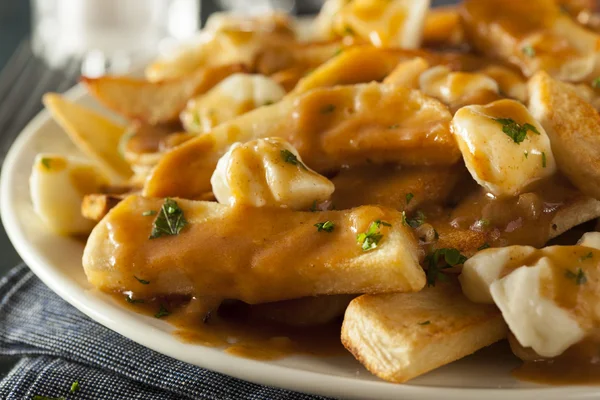 Нездоровий смачний poutine з французьким картоплею — стокове фото