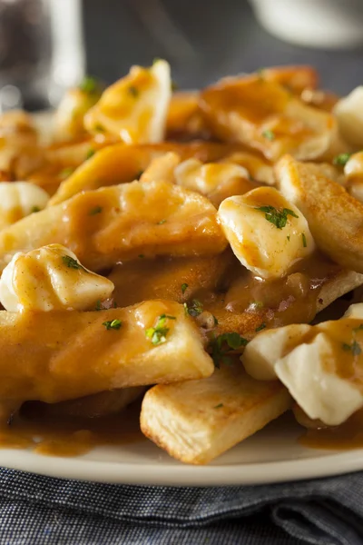 Poutine delicioso malsano con papas fritas —  Fotos de Stock