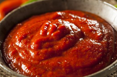 sıcak baharatlı kırmızı sriracha sos