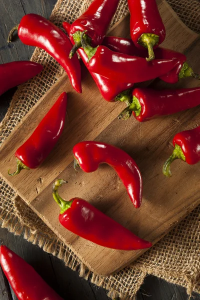 Biologische rode pittige fresno paprika 's — Stockfoto