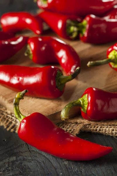 Ekologisk röd kryddig fresno paprika — Stockfoto