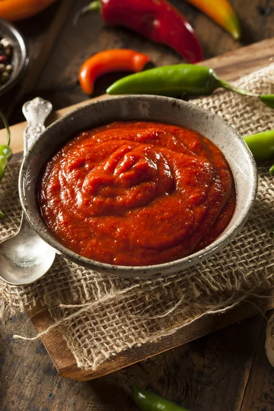 Ζεστό πικάντικο κόκκινο sriracha σάλτσα — Φωτογραφία Αρχείου