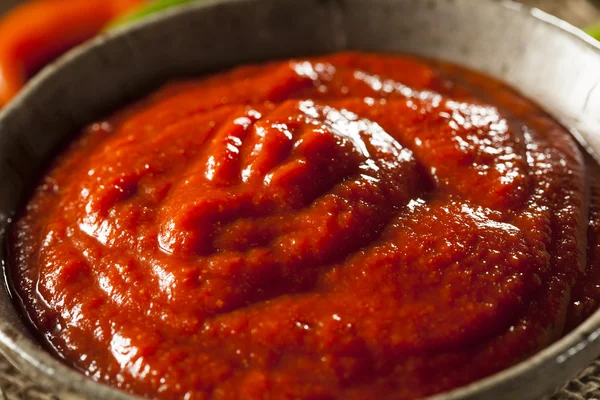 Forró, fűszeres vörös sriracha mártással — Stock Fotó