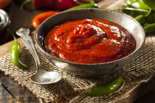 Sıcak baharatlı kırmızı sriracha sos — Stok fotoğraf