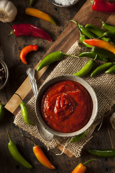 Molho de riracha vermelho picante quente — Fotografia de Stock