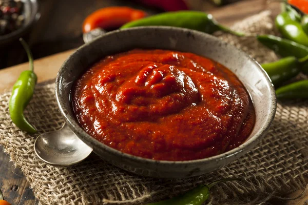 Molho de riracha vermelho picante quente — Fotografia de Stock