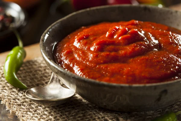 Ζεστό πικάντικο κόκκινο sriracha σάλτσα — Φωτογραφία Αρχείου