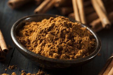 Organik çiğ kahverengi tarçın